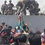 Chaos op vliegveld Kabul: ouders zijn de wanhoop voorbij
