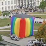 Regenboog Kaäba op Duits kunstfestival schokt moslims