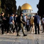 Kolonisten dringen Al-Aqsa binnen met hulp Israëlische politie