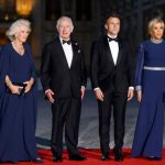 Dubbele standaard: Vrouw Macron draagt ‘Abaya-gewaad’ tijdens Brits staatsbezoek