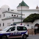 Varkenshoofden bij Franse moskeeën