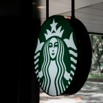 Starbucks moet duizenden ontslaan door boycot